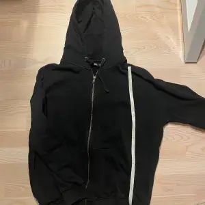 Svart hoodie med dragkedja från BIK BOK 