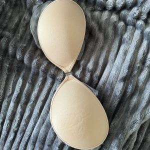 Självhäftande bh - Självhäftande BH med klister. Aldrig använd, A - Kupa. 