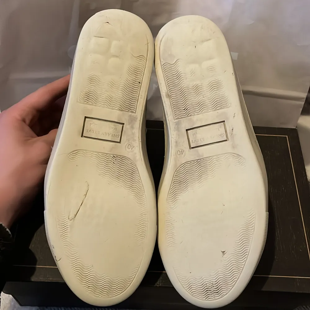 Hej! Säljer nu dessa riktigt snygga skorna från märket sneaky steve! Riktigt stilrena skor i färgerna svart och vit sula🤝modell: Lescape suede shoe, storlek 40 men kan passar ca 0,5-1 storlek större,medföljer box och påse, nypris 1600kr. Mvh DC . Skor.