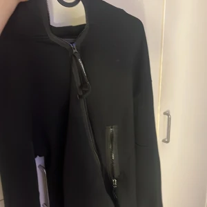 C.p company  - jag fick den av mitt ex och vill inte ha den så jag säljer den för långt pris den är faktiskt ganska skön gillar den och den e skön och den kostar 3400 