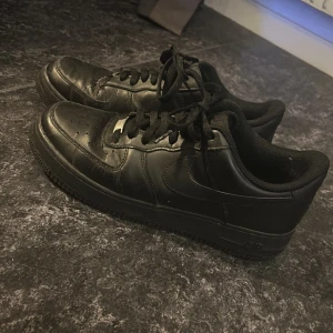 Svarta Nike Air Forces - Skorna är creasade och har ett litet hål där inne men de är inget som stör elr liknande men annars i perfekt skick. Tar emot byten, det kan vara vad som helst skriv bara vad du har. Har kvar boxen. Skriv för fler bilder eller frågor 😁