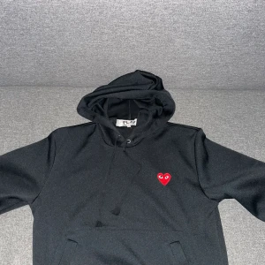 Comme des Garçons hoodie - Bra skick. Tunn så bra till sommaren. Säljer pga för liten😔