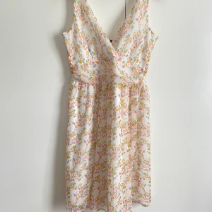 Vero Moda sommarklänning S - Vero Moda blommig klänning med smala axelband stl 34. Fint skick, använd någon enstaka gång. 🌸 Vi tvättar parfymfritt, röker INTE men katt finns i hemmet sedan några veckor tillbaka.
