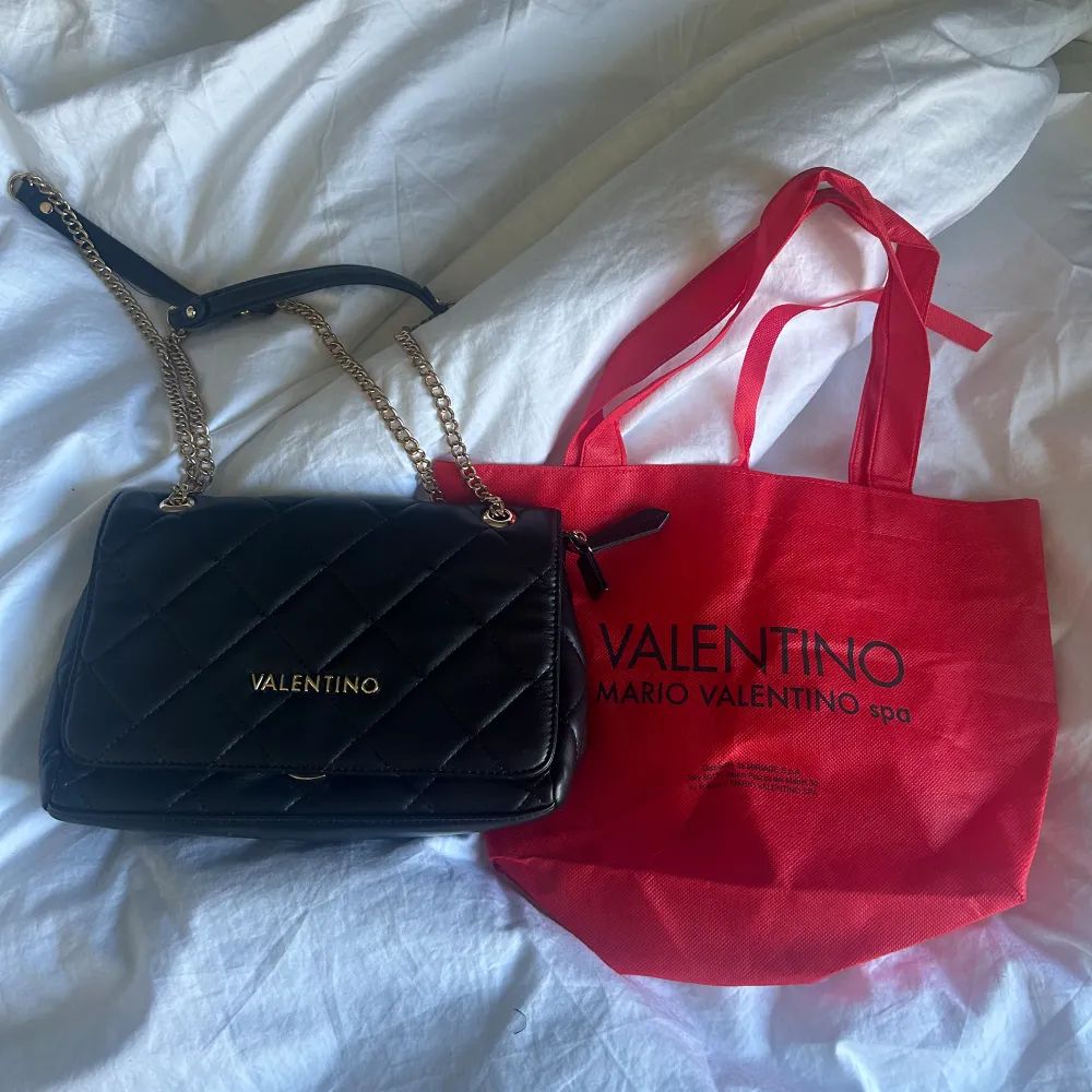 Säljer min valentino väska då den inte kommer till användning längre💓ord pris 1545kr💓kom privat för fler bilder eller om du har några frågor💓. Väskor.