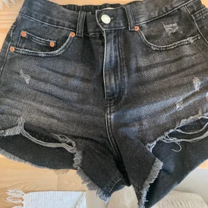 Jeansshorts  - Jätte bra skick! Storlek 152 men är stor i storleken och passar nån som är xs, s💗