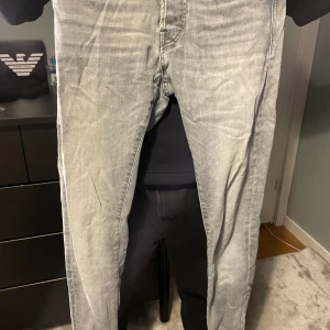 Gråa Jack & Jones jeans - Säljer pågrund utav att dom inte passar mig längre. Pris kan sänkas vid snabb affär
