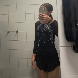 Konståkningsklänning - Jättefin konståkningsklänning i okej skick. inte helt säker på storlek men skulle säga att den är som XXS och passar folk som är runt 145-155 cm lång. köpt för 2000 säljer för 900 kr, pris kan diskuteras