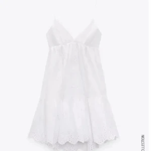 Zara klänning - Supergullig zara klänning som tyvärr blivit för liten för mig, klänningen är i nyskick då jag använder den en gång💗perfekt nu till sommaren eller till skolavslutning💕