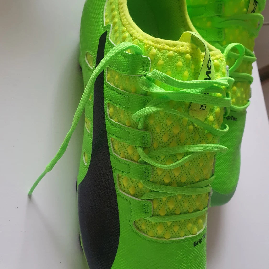 Oanvända PUMA fotbollsskor  - 92