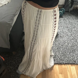 Zara långkjol - Säljer en jättefin slutsåld långkjol från Zara. Den är i jättefint skick och endast testad. Köpte den i slutet av förra sommaren och därför inte kommit till användning. Strl xs-s. Jag är ca 170💕💕