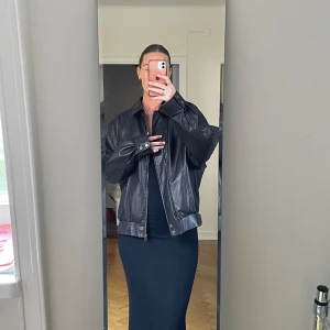 Skinnjacka  - Moa Mattsons kollektion för nakd. Sparsamt använd. Mörkbrun