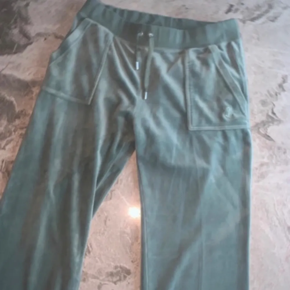 Säljer mina juicy couture byxor i färgen chinois green. Dom är i bra skick förutom att det saknas en knapp. Vill bara bli av med byxorna nu och få dom sålda.. Jeans & Byxor.