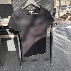 T-shirt - Svart ribbad t-shirt från hm. Använd men i fint skick.