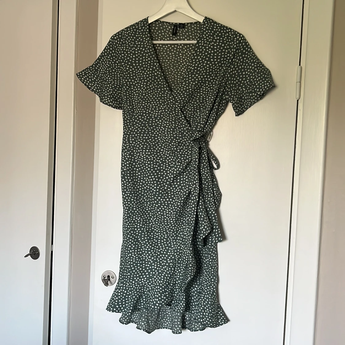 Grön vit prickig klänning från veromoda - 90