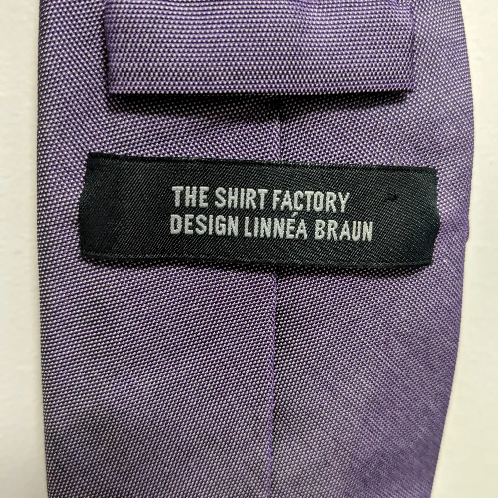 Lila The Shirt Factory-slips i nyskick. Bredd 8 cm.  Nypris: 250 kr  Hämtas på Ön i Malmö eller skickas per post.. Accessoarer.