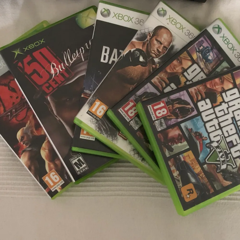 Xbox 360. från år 2009😊 2st hand kontroller,& 1st laddkabel. 1st strömkabel. 6st spel till.  *Grand theft auto five disc 1 installation  och disc 2 play finns   *Battlrfield 3 dice disc 1 & 2 *MMA *50 Cent *Tekken 6 fä Frakt ej inräknat. . Övrigt.