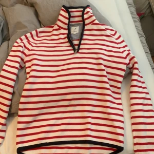 Stickad tröja Boomerang - Stickad randig tröja med dragkedja längst upp från Boomerang. Fint skick inte använd mycket och nypris var över 2000 kr (tror 2500)