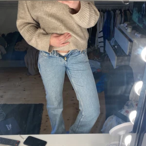 Weekday low waist jeans - Ett par ursnygga jeans ifrån weekday, low straight! Säljer då de har blivit för små. Det finns defekter längst ner, kontakta för bilder💕Jag är 172/173 och dom går ner hela vägen!! Nypris 500kr