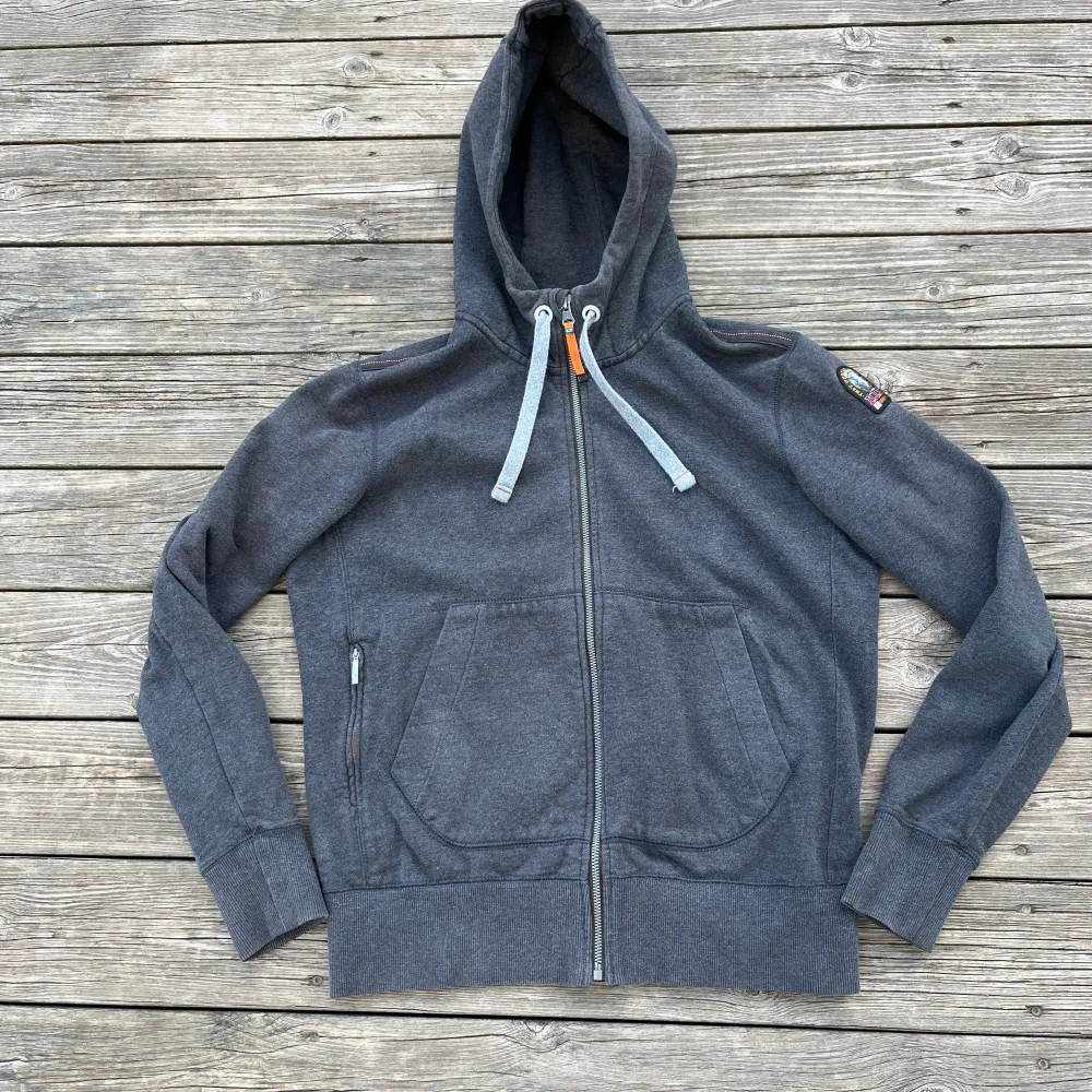 Parajumper fleece grå (rock färg 🪨), size S. Använd ett fåtal gånger, skick 9/10. Slutsåld överallt, går ej att få tag i. Äkta såklart.. Hoodies.