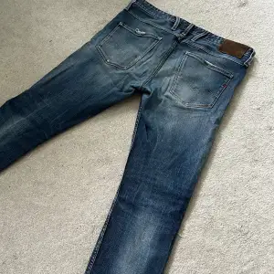 Coola Replay jeans men snygga hål i. Storlek 33