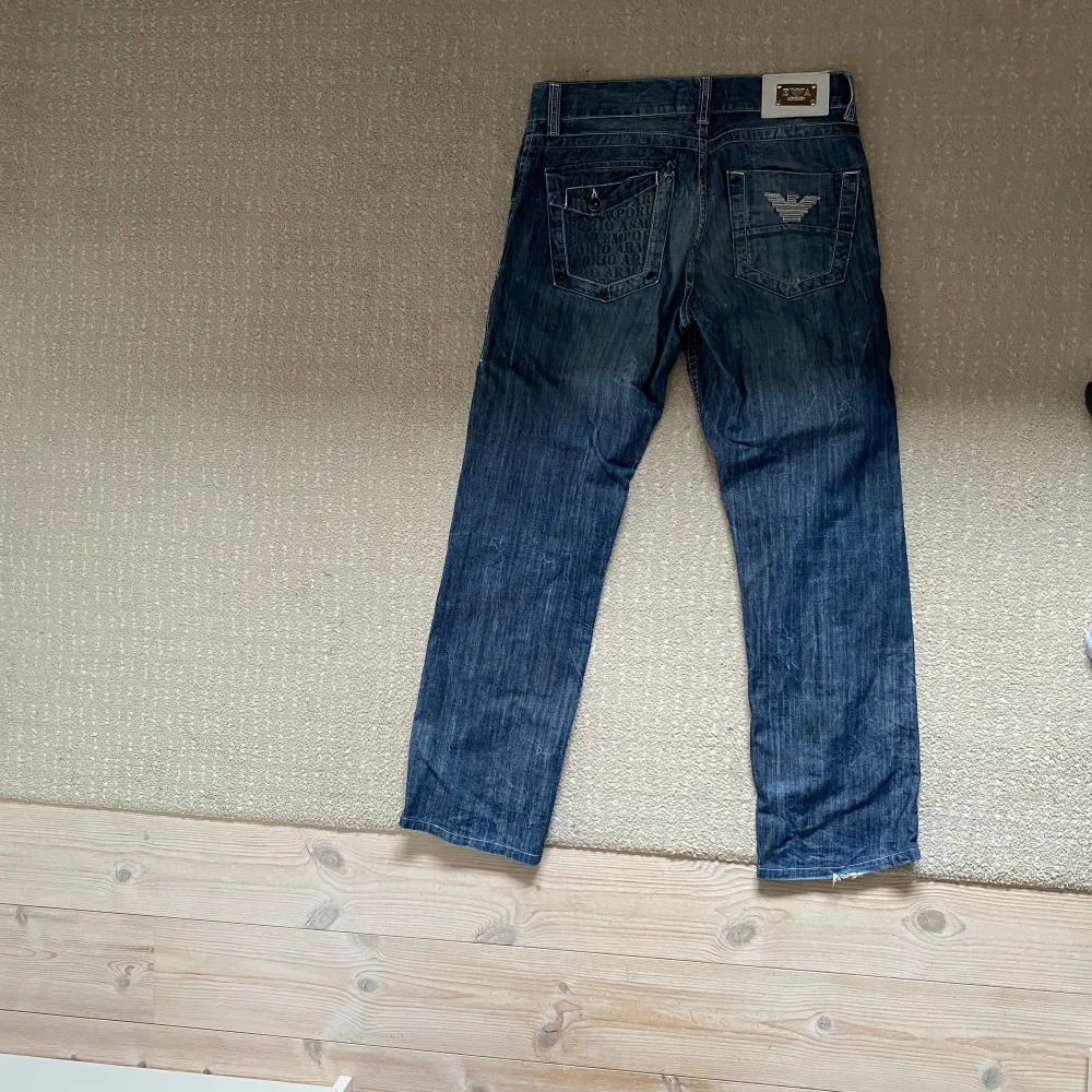 Armani jeans i snygg färg och fade. Storlek 31/34. Vid fler frågor och funderingar är det bara att skriva!. Jeans & Byxor.