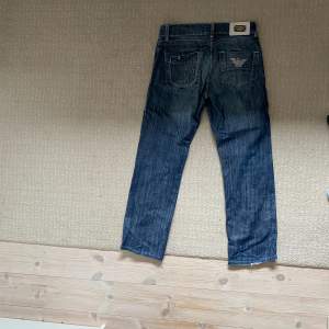 Armani jeans i snygg färg och fade. Storlek 31/34. Vid fler frågor och funderingar är det bara att skriva!