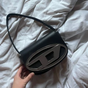 Diesel liknande Bag 🖤 - Så snygg och cool väska som tyvärr aldrig blivit använd. Därav lite dammig 🖤