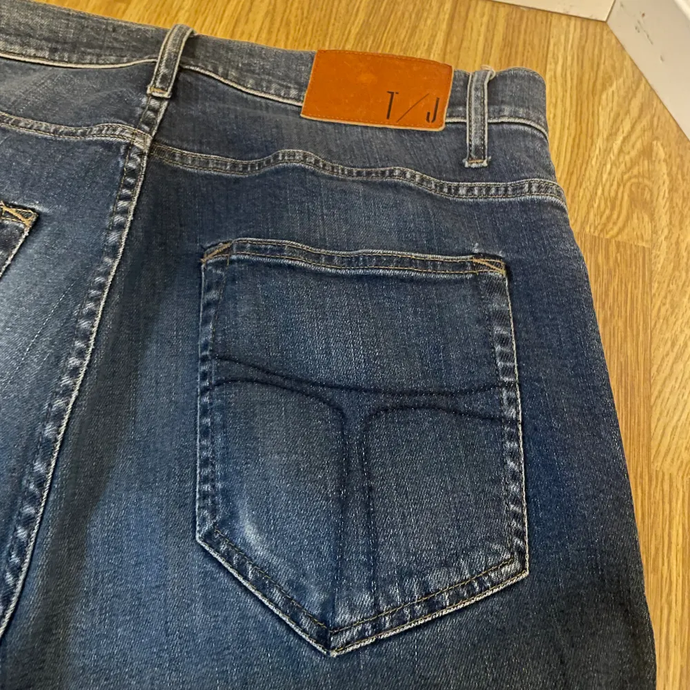 Säljer dessa sjukt snygga jeans från Tiger Of Sweden👖. Perfekt för våren och sommaren☀️. De är 8.5/10 skick. Storleken är 33/32 men hade passat 32/32 med skärp på. Skriv vid funderingar⭐️. Jeans & Byxor.