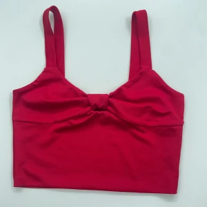 Topp  - Röd gullig top, endast testad aldrig använd. 