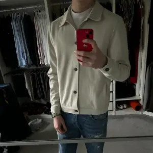 Riktigt snygg overshirt av selected homme i storlek L. Super bra skick!