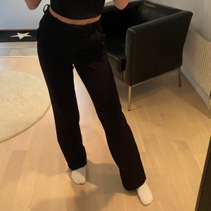 Kostymbyxor  - Säljer dessa supersköna fina kostymbyxor! Med stretch. Storlek 32. Från vero Moda ✨😍