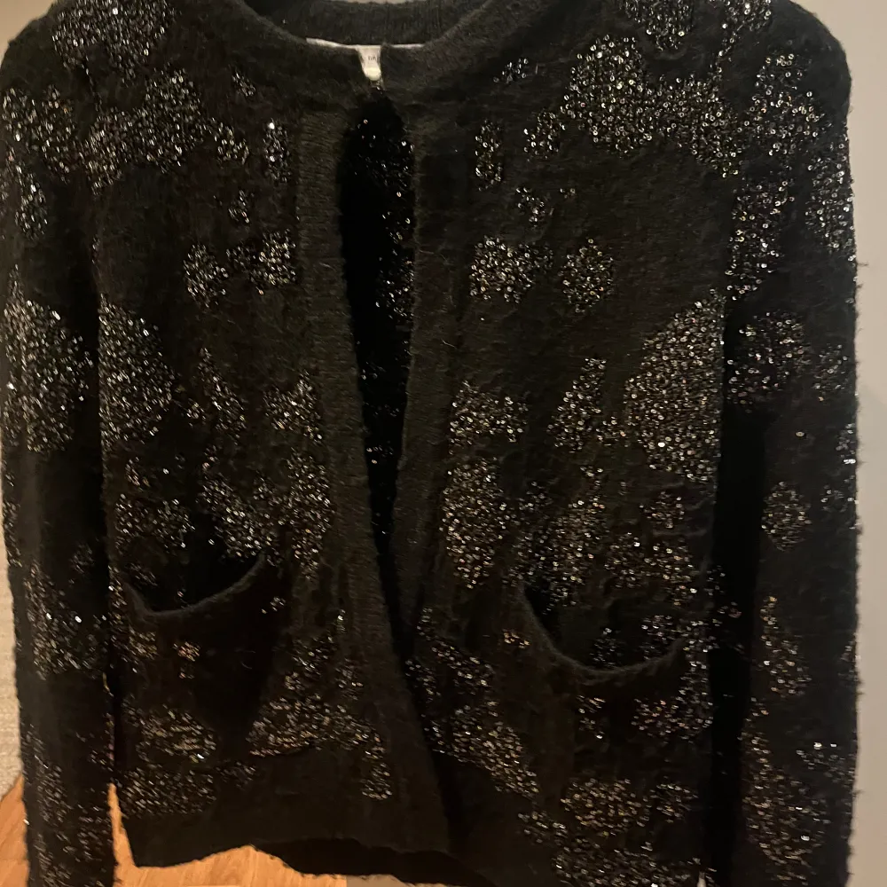 En leopard glittrad kofta från Zara som inte kommer till användning. Tröjor & Koftor.