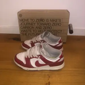 säljer mina Nike dunk low next nature gym red pga att de blivit för små för mig. Ny pris 3000kr, mitt pris 500kr. Har bytt smörerna men original snörerna finns. Storlek 36,5. Frakt betalas av köparen!