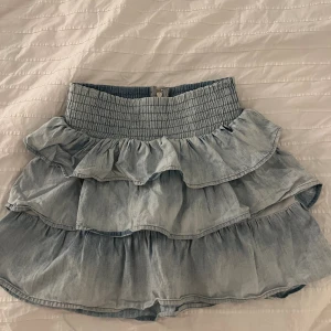 Jeanskjol med volang - Snyggaste kjolen!! Kolla tredje bilden, Inget som syns när man har på den❣️ passar mig som oftast har xs-s💋Pris kan diskuteras vid snabb affär, använd gärna köp nu funktionen❣️