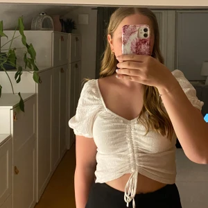 Vit topp  - Lite finare vit topp. Går att reglera längden. Använt några gånger.