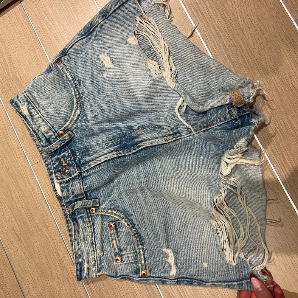 Dem perfekta blåa jeansshortsen från Zara - Storlek 34. Shorts.