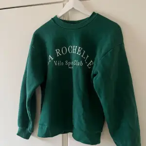 Grön fin tröja med text