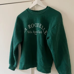 Sweatshirt - Grön fin tröja med text