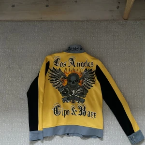 Snygg fullzip med unikt tryck - Tröjan är i medium men sitter som en S, gott skick. Vid fler frågor eller funderingar är det bara att skriva!