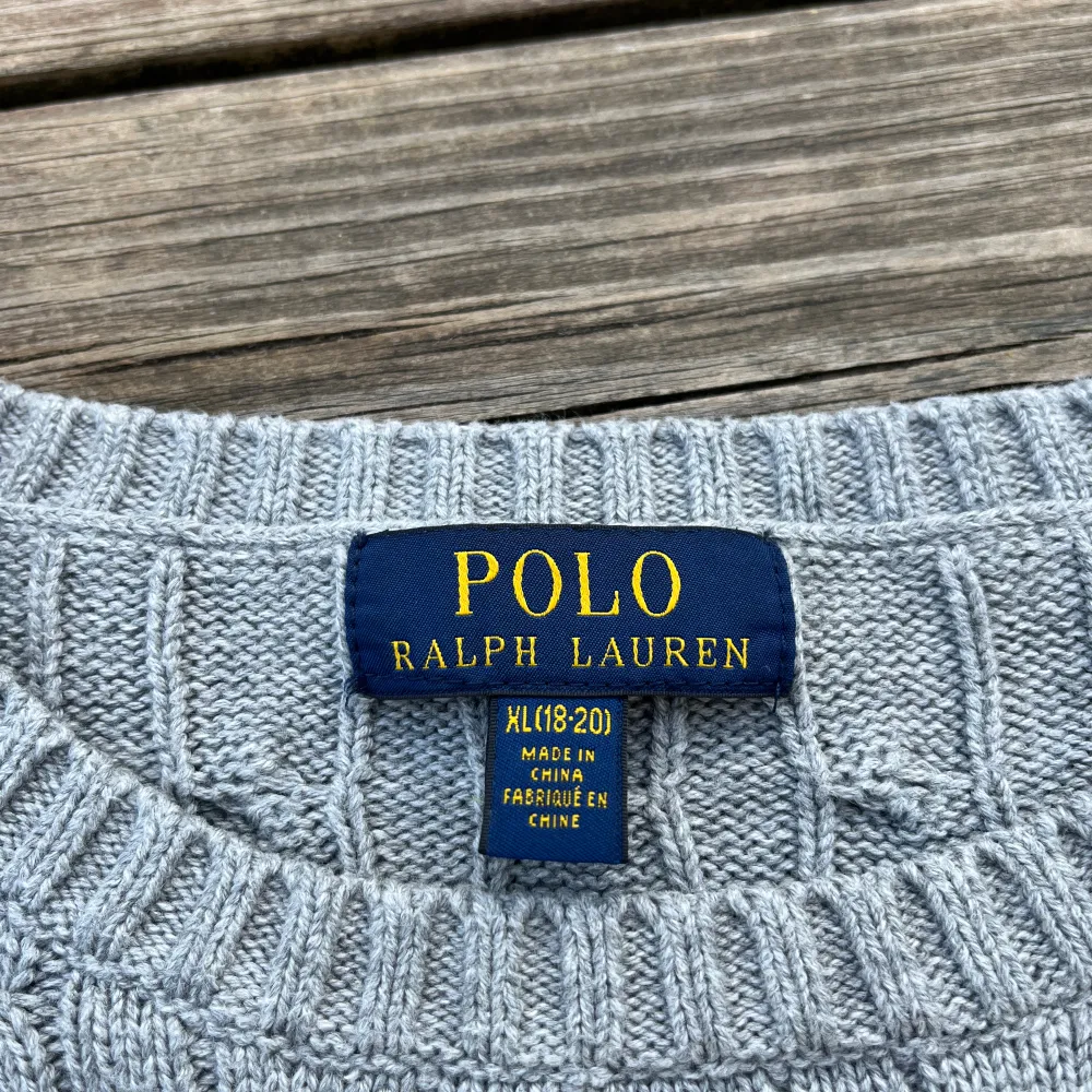 Grå Kabelstickad Ralph lauren tröja, storlek S. Endast använd en gång, som ny. Nypris: 2500kr Mitt pris: 700kr. Stickat.