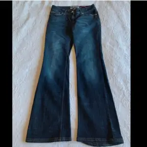 Supersnygga vintage lågmidjade jeans, tyvärr för stora på mig😔 längd: 96, midja: 38, byxben: 23 ❣️ skriv vid frågor!