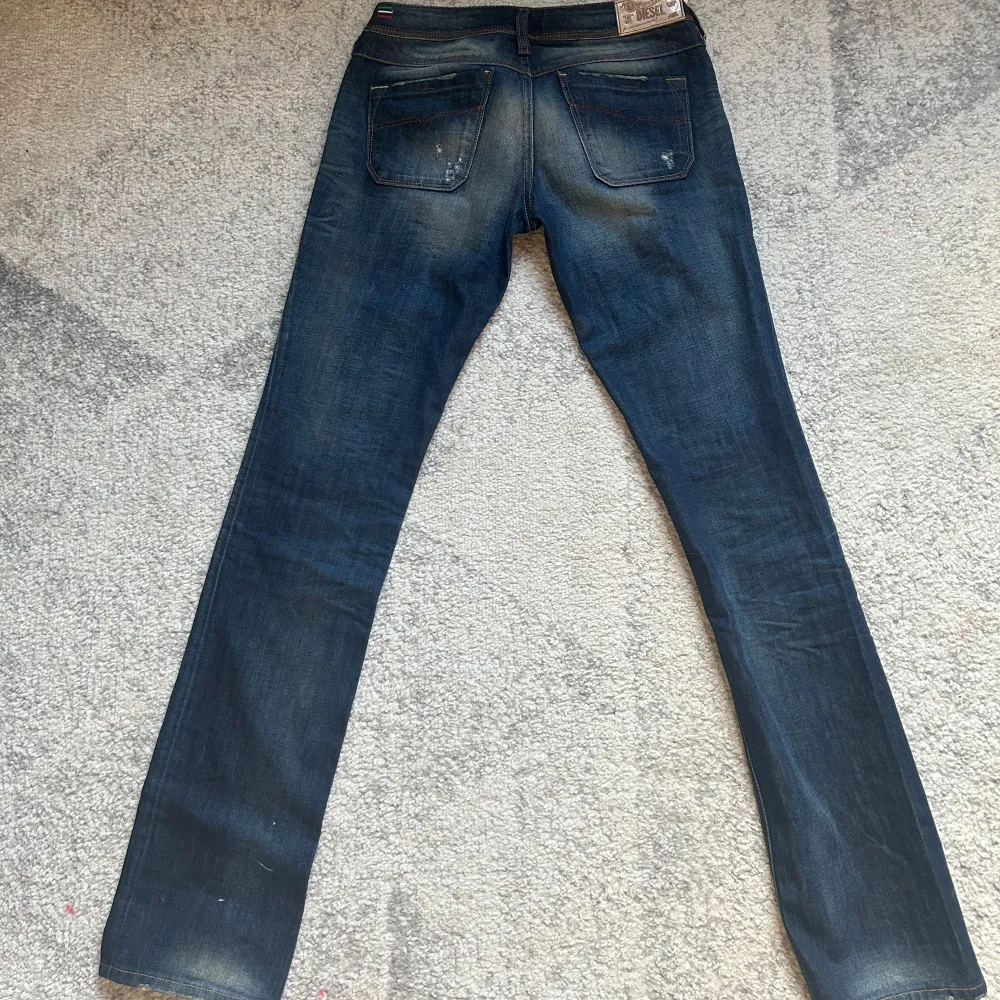 Supersnygga helt nya Disel jeans som tyvärr var för små 💋💋 Mått: 35cm midja, ytterben 105cm, Innerben 85cm, bredd längst ned 18cm.  Hör av dig om du har frågor 💞💞. Jeans & Byxor.