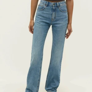 Stradivarius D98 Jeans - Säljer dessa populära jeansens från Stradivarius - Jeans straight leg i färgen light blue denim.  Nya och aldrig använda, köpt för 400 kr + frakt.  Säljer pågrund av att de var för små i storlek. 