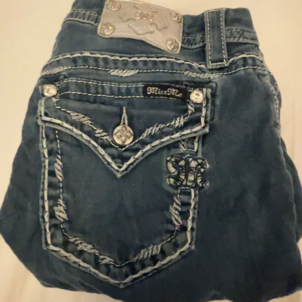 OBS! Kontakta innan köp🫶gå in på kontot för fler missme jeans! Säljer dessa svin snygga missme jeans  Midja: 37cm Innerben: 68cm Utsöm: 92cm💕. Jeans & Byxor.