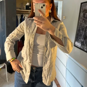 Skjorta från Zara - Säljer denna oanvända skjorta från Zara med prislapparna kvar. Storlek xs. Köpt för 299 säljer för 180. 