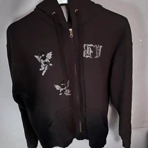 Bvaldi ”guardians” zip hoodie - Hoodien är i jättebra skick utan defekter eller andra skador. Nypris är 1099kr