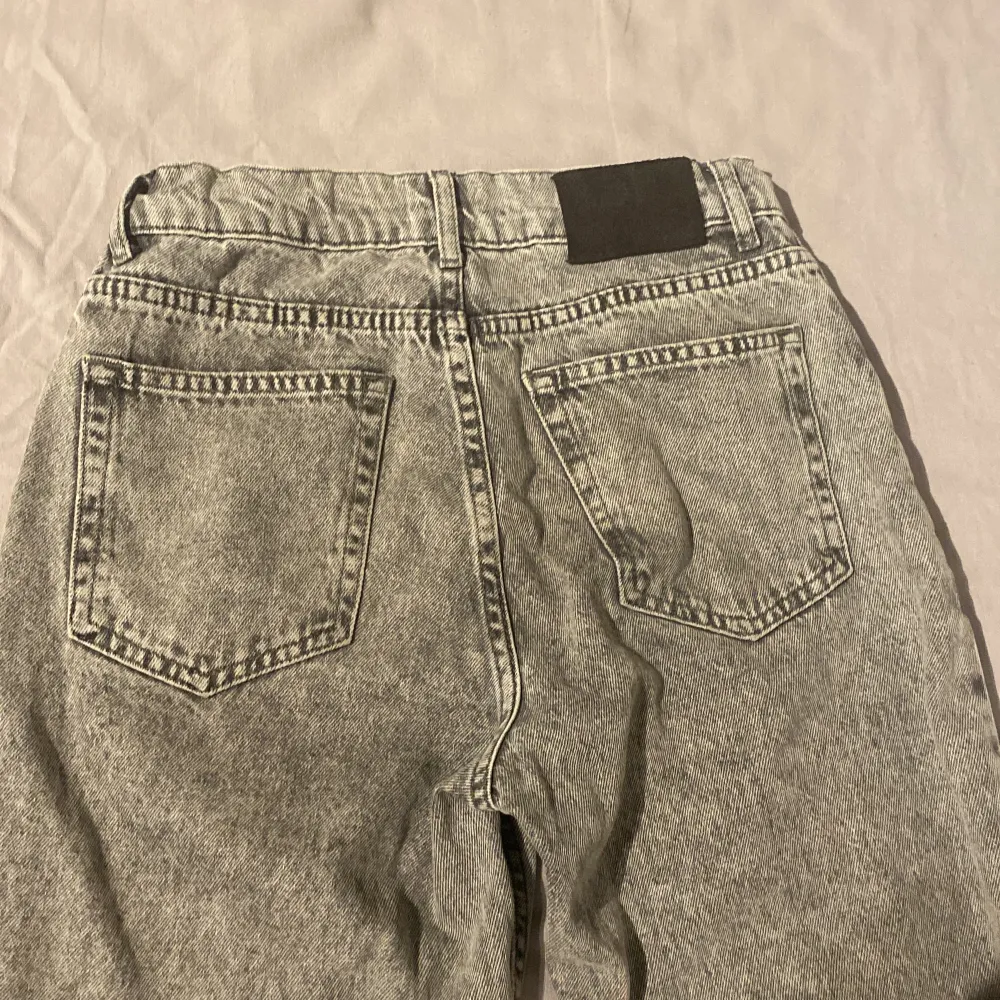 Hej! Jag säljer mina gråa grunt jeans de är i storleken 24w 25L. Skulle nog säga att de passar folk från 148-154. De är i ny skick då de blivit använda få gånger ny pris 799 mitt pris 150. Hör av er vid minsta lilla fundering . Jeans & Byxor.