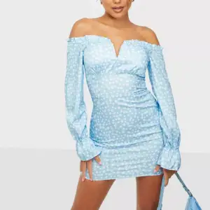Blå-blommig off shoulder klänning ifrån Nelly - använd en gång och därmed i nyskick💙Storlek 34