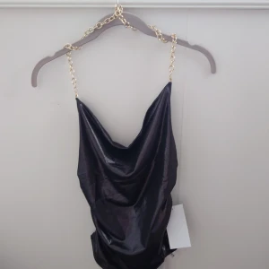 Na-kd fest topp - Fest topp från na-kd. Svart glansig. XS. Endast testad.