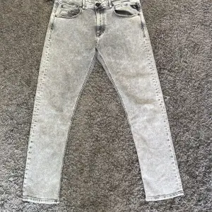 Säljer dessa jeansen då det var fel storlek! Replay jeans inga skador, strl 33. Använda 1 gång🩵 Kontakta gärna angående frågor!